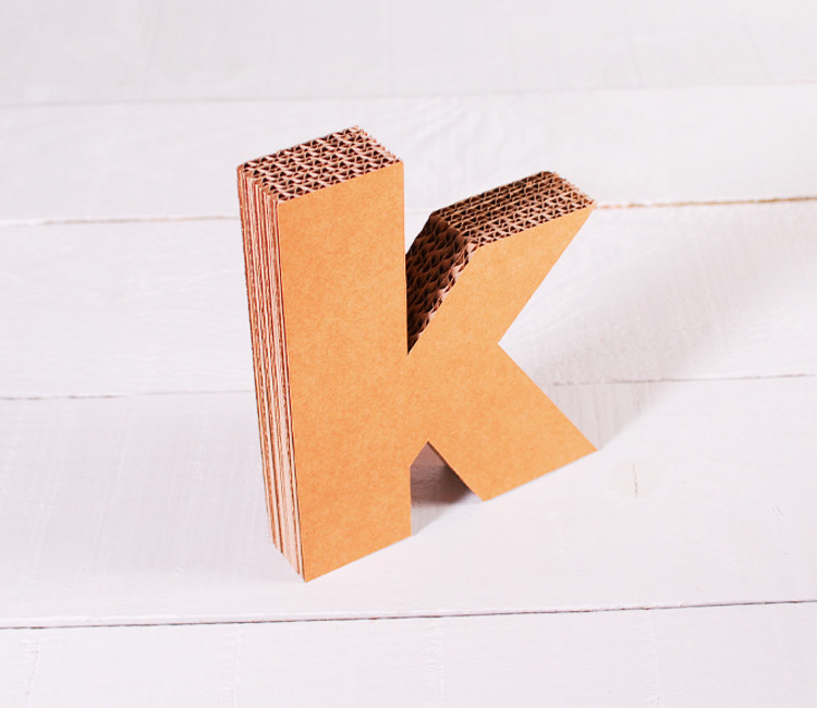Kleinbuchstaben aus Pappe zum Dekorieren.