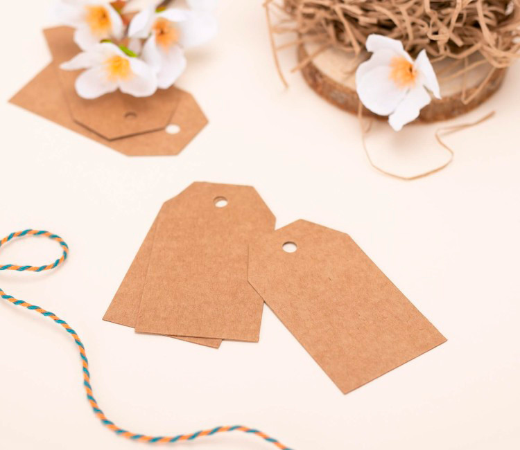 Kleine Etiketten aus Karton für kreative Geschenke