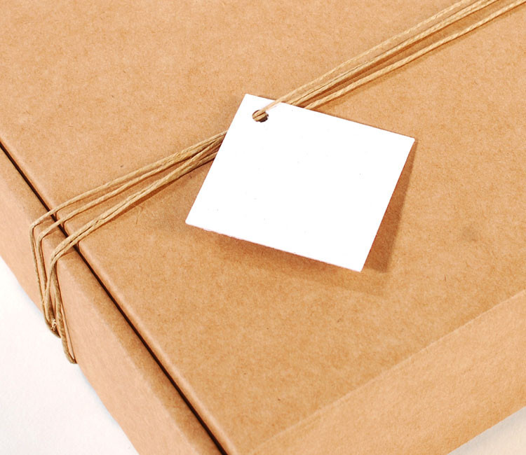 Quadratische Geschenketiketten aus Karton