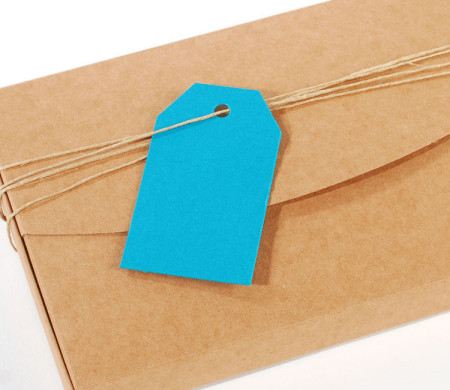 Kleine Etiketten aus Karton für kreative Geschenke