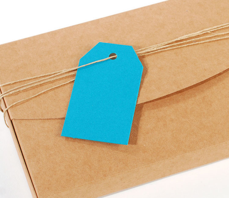 Kleine Etiketten aus Karton für kreative Geschenke