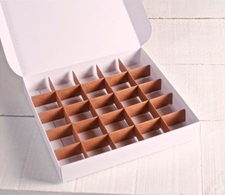 Trenner für Pralinen, der in Pralinenschachteln eingesetzt werden kann.
