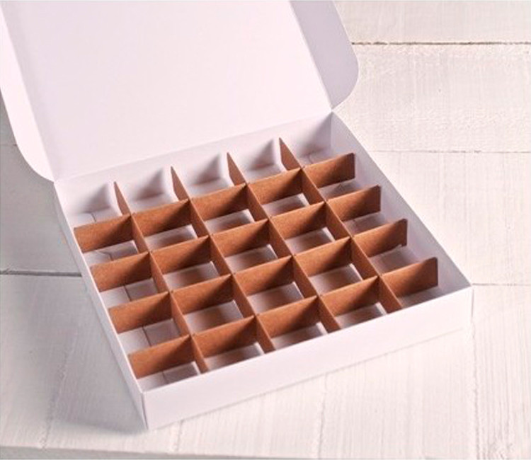 Trenner für Pralinen, der in Pralinenschachteln eingesetzt werden kann. Trenner für Pralinen, der in Pralinenschachteln eingesetzt werden kann.