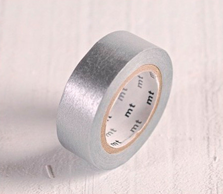 Silbernes Washi Tape zum Dekorieren von Geschenken.