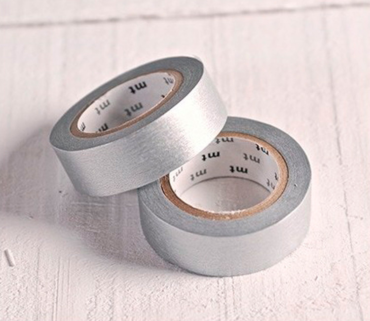 Silbernes Washi Tape zum Dekorieren von Geschenken. Silbernes Washi Tape zum Dekorieren von Geschenken.