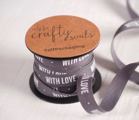 „With love“-Geschenkband für romantische Geschenke.
