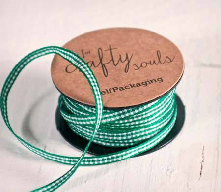Band mit Vichy-Muster zum Dekorieren von Geschenken.