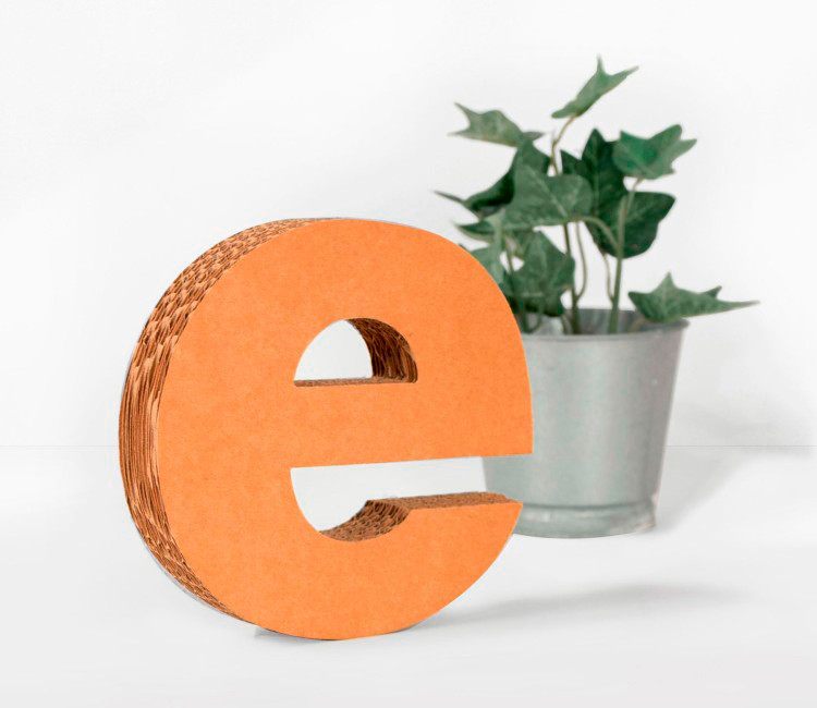 Kleinbuchstaben aus Pappe zum Dekorieren.