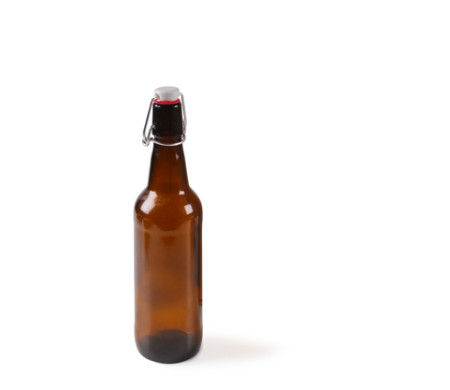 Bierflasche, zum Abfüllen von Bier mit Verpackungs-karton und Etike