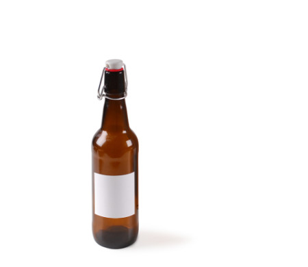 Bierflasche, zum Abfüllen von Bier mit Verpackungs-karton und Etike