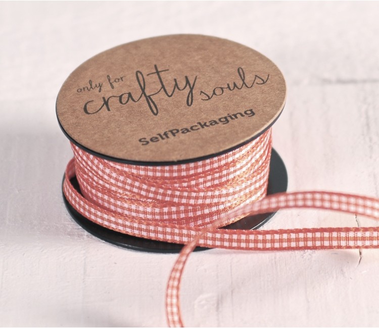Band mit Vichy-Muster zum Dekorieren von Geschenken.