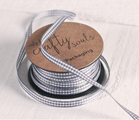 Band mit Vichy-Muster zum Dekorieren von Geschenken.