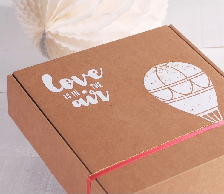 Dekorativer Vinylaufkleber mit dem Aufdruck „Love is in the Air“ Dekorativer Vinylaufkleber mit dem Aufdruck „Love is in the Air“