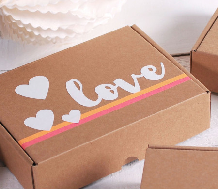 Dekorativer Vinylaufkleber mit dem Aufdruck „Love is in the Air“