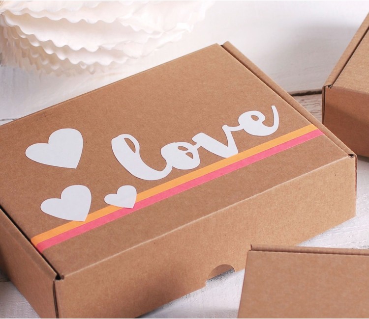 Dekorativer Vinylaufkleber mit dem Aufdruck „Love is in the Air“ Dekorativer Vinylaufkleber mit dem Aufdruck „Love is in the Air“