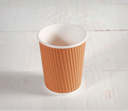 Becher aus Pappe in Kraft