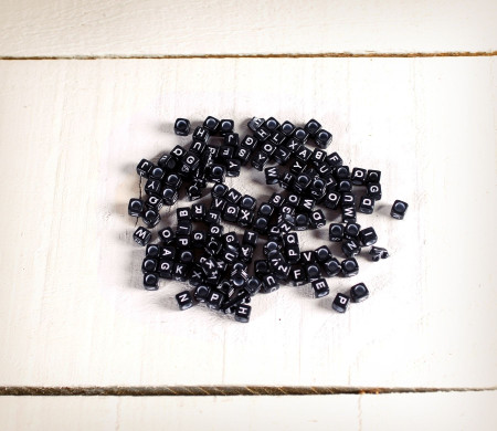 Glasperlen mit Buchstaben für Handarbeiten