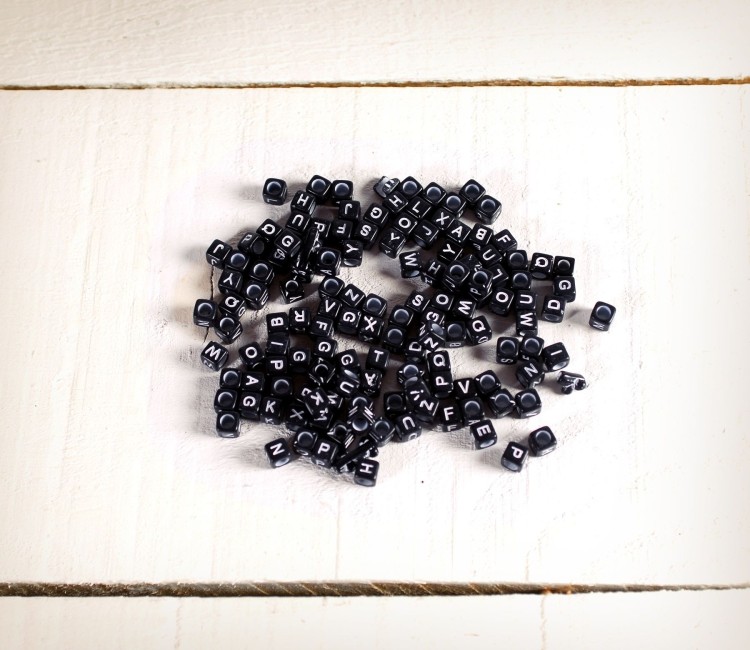 Glasperlen mit Buchstaben für Handarbeiten Glasperlen mit Buchstaben für Handarbeiten