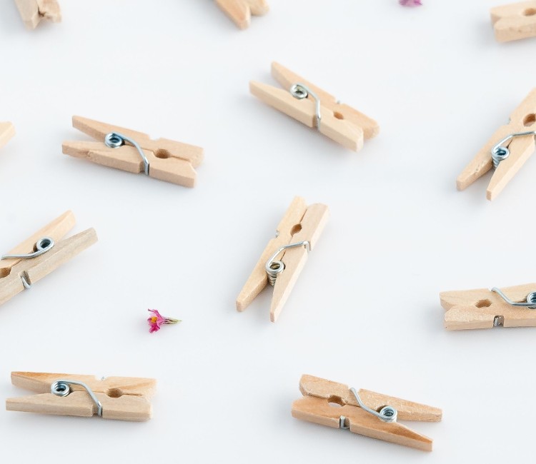 Mini-Holzclips zum Dekorieren und Scrapbooking Mini-Holzclips zum Dekorieren und Scrapbooking