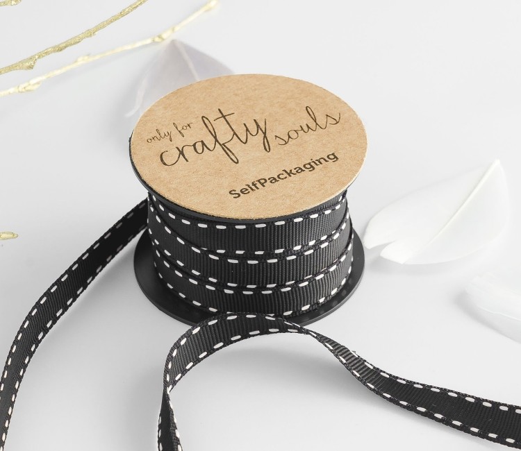 Schwarzes Geschenk-Ripsband mit Nähten Schwarzes Geschenk-Ripsband mit Nähten