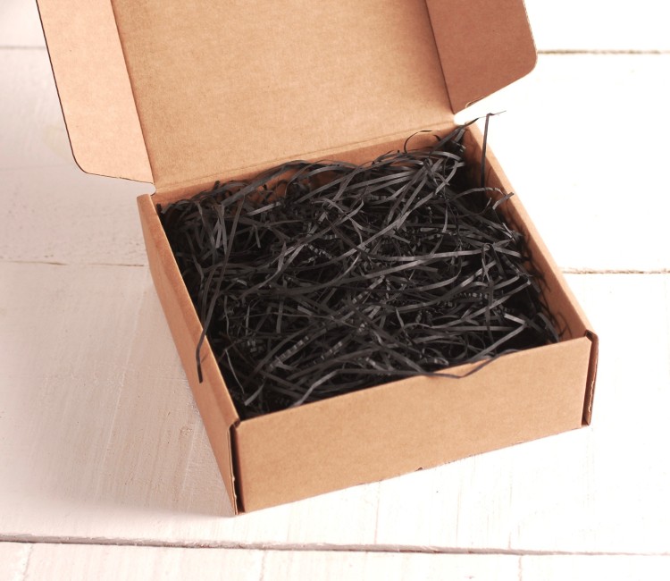 Papierschnipsel als Füllung von Kartons