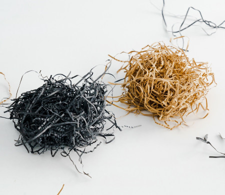 Papierschnipsel als Füllung von Kartons