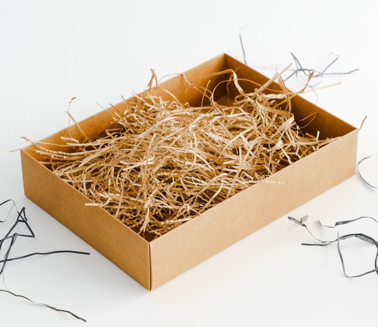 Papierschnipsel als Füllung von Kartons