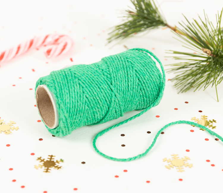 Schnur in korallenrot zum Dekorieren von Geschenken Schnur in korallenrot zum Dekorieren von Geschenken