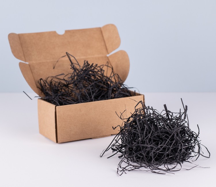 Papierschnipsel als Füllung von Kartons