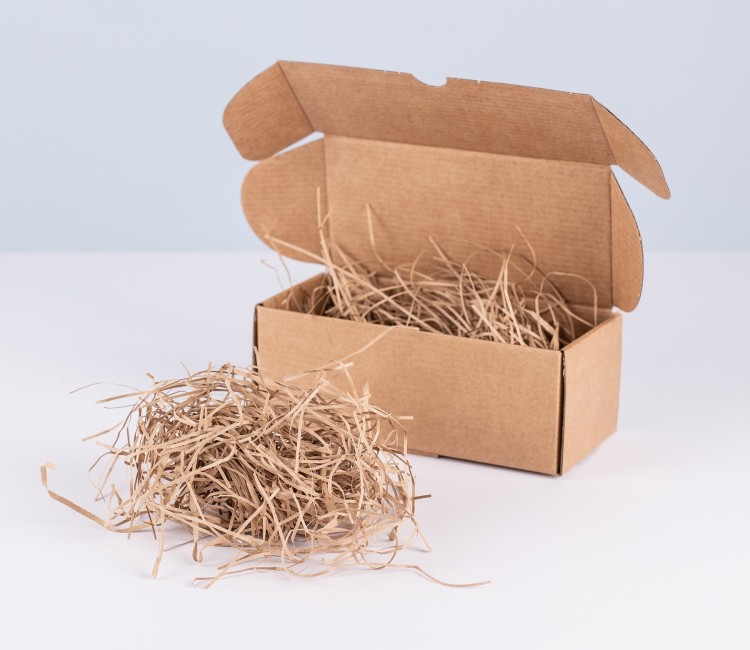 Papierschnipsel als Füllung von Kartons