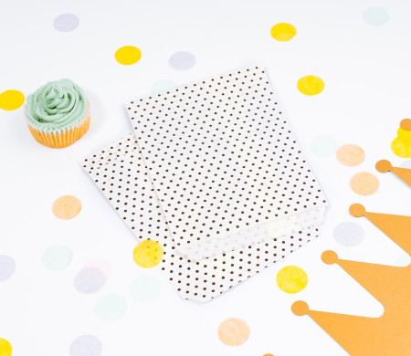 Bolsas de papel blancas con topos negros 