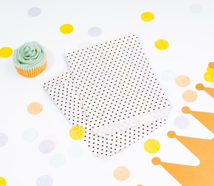 Bolsas de papel blancas con topos negros 