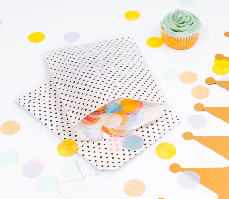 Bolsas de papel blancas con topos negros 