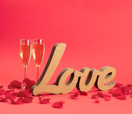 Love in Buchstaben aus Karton