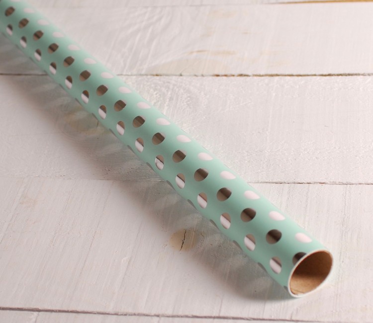 Geschenkpapier mit kleinen Punkten aus Folie