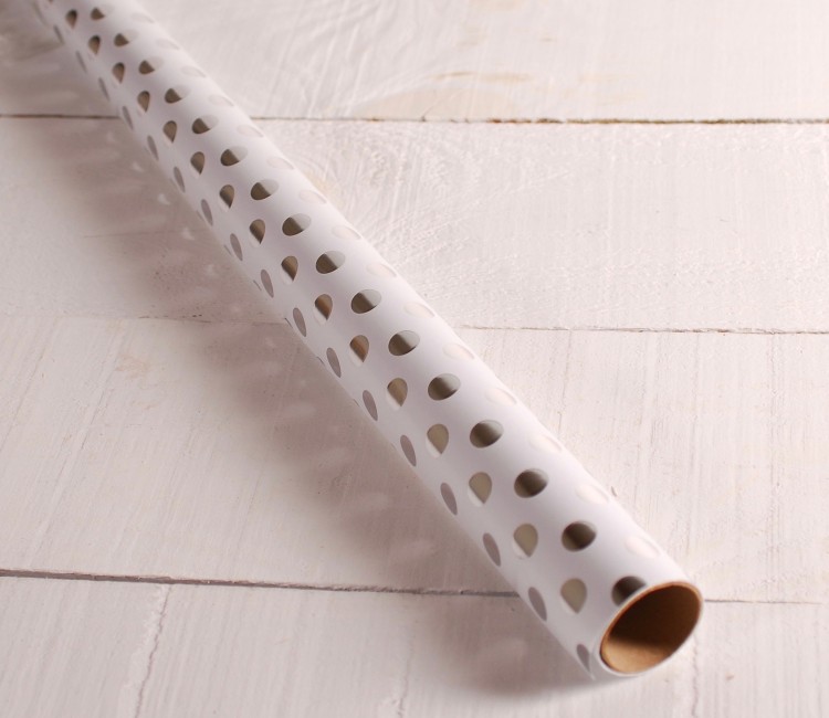 Geschenkpapier mit kleinen Punkten aus Folie