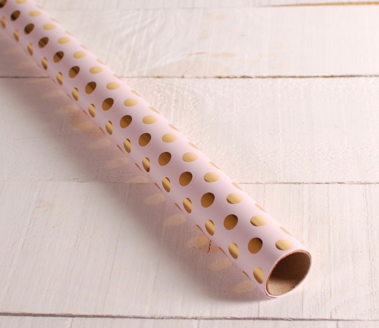 Geschenkpapier mit kleinen Punkten aus Folie