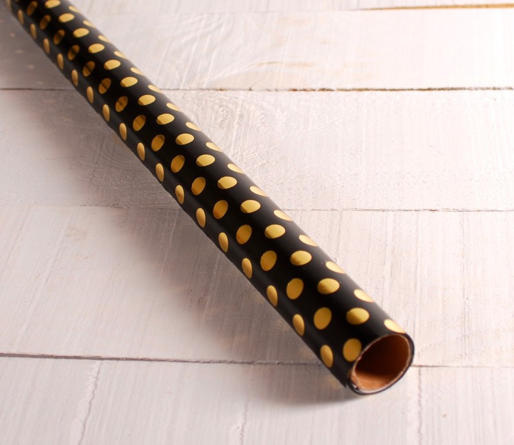 Geschenkpapier mit kleinen Punkten aus Folie