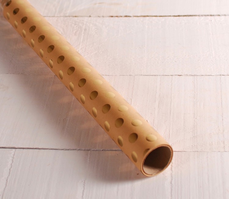 Geschenkpapier mit kleinen Punkten aus Folie