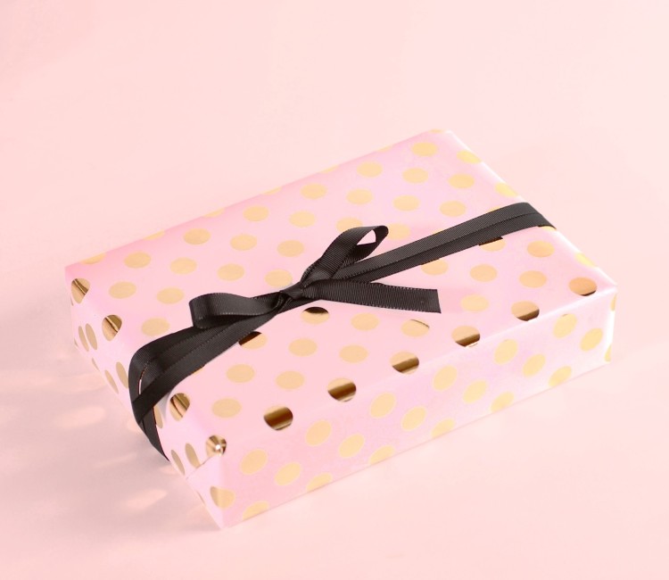Geschenkpapier mit kleinen Punkten aus Folie