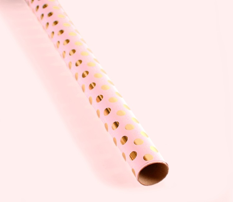 Geschenkpapier mit kleinen Punkten aus Folie