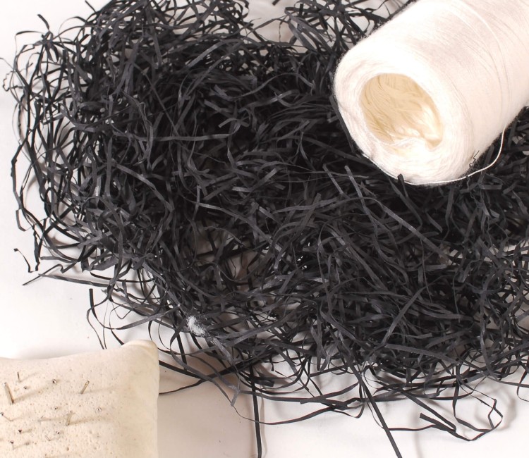 Papierschnipsel als Füllung von Kartons
