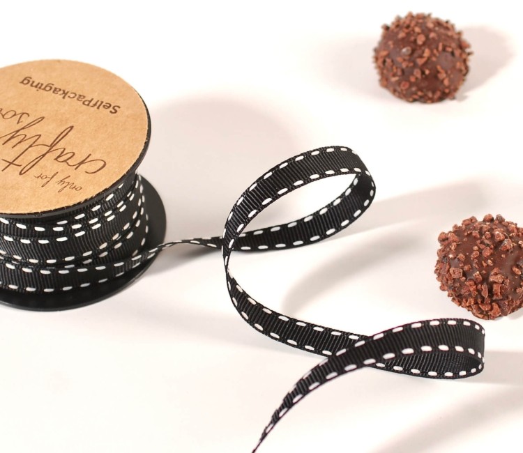 Schwarzes Geschenk-Ripsband mit Nähten Schwarzes Geschenk-Ripsband mit Nähten