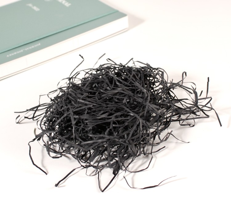 Papierschnipsel als Füllung von Kartons