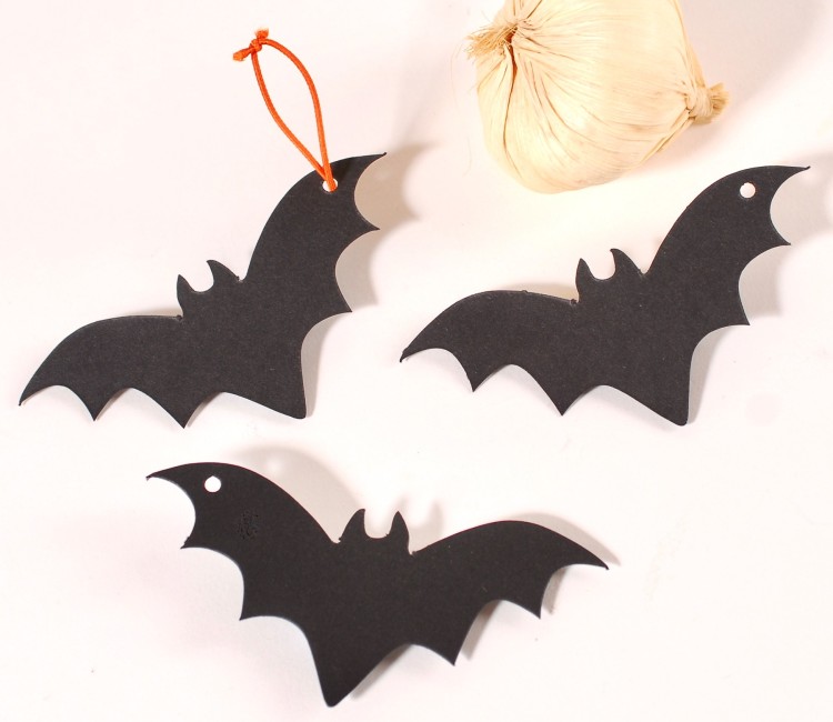 Karton-Fledermäuse. Dekorationen für Halloween!