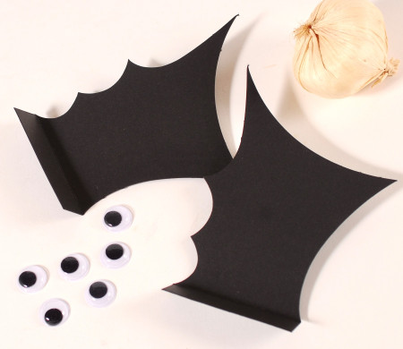 Zubehörset zum Dekorieren von Halloween-Schachteln aus Karton.