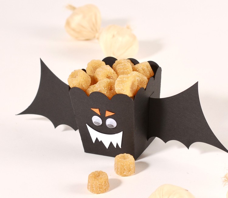 Zubehörset zum Dekorieren von Halloween-Schachteln aus Karton.