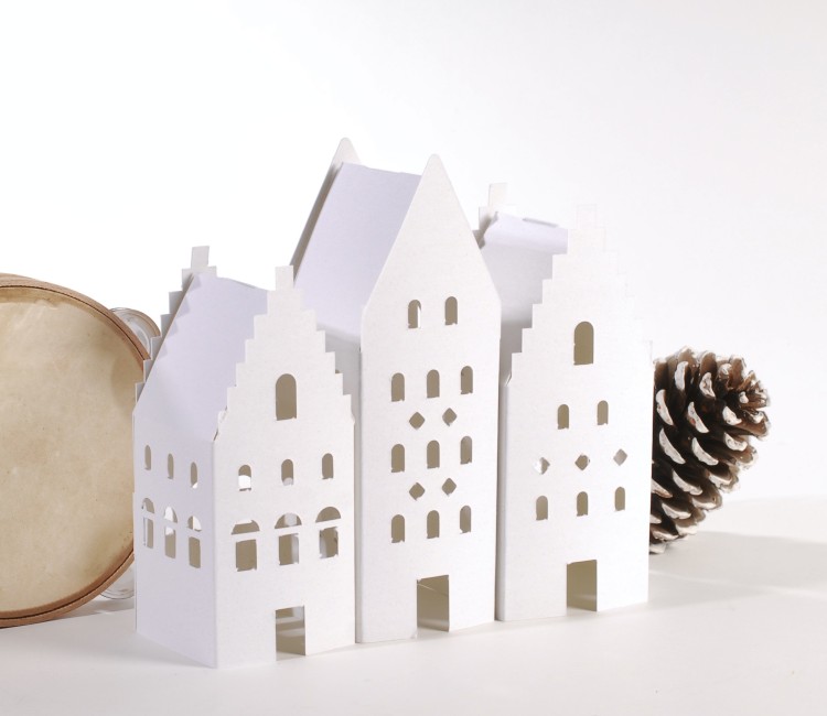 Packung mit 3 kleinen Häusern aus Pappe für die Weihnachtsdekoration. Packung mit 3 kleinen Häusern aus Pappe für die Weihnachtsdekoration.
