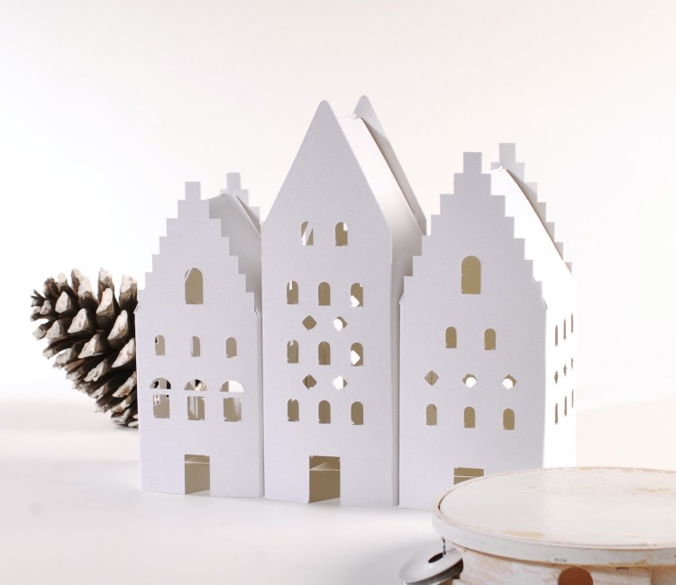 Packung mit 3 kleinen Häusern aus Pappe für die Weihnachtsdekoration. Packung mit 3 kleinen Häusern aus Pappe für die Weihnachtsdekoration.