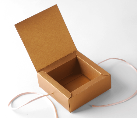 Quadratische Geschenkschachtel für kleine Geschenke anlässlich von Hochzeiten und Veranstaltungen.